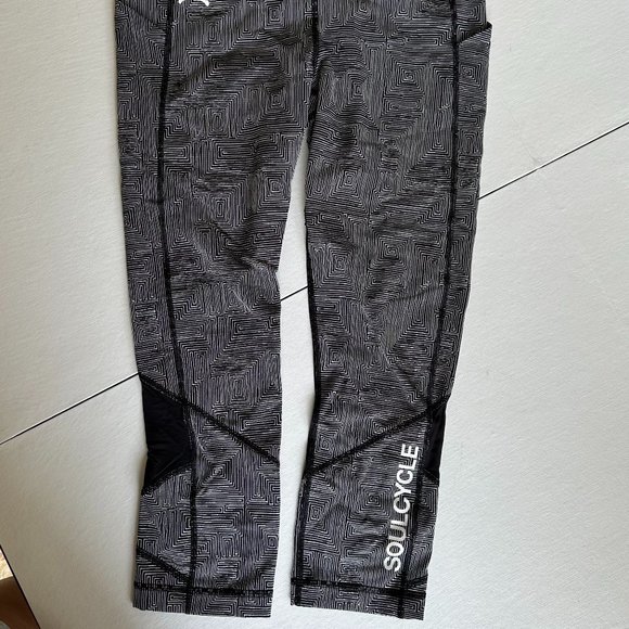 Lululemon Soulcycle Cropped Leggings White/Black Design w/ Mesh Detail Size 8 - Picture 10 of 16
